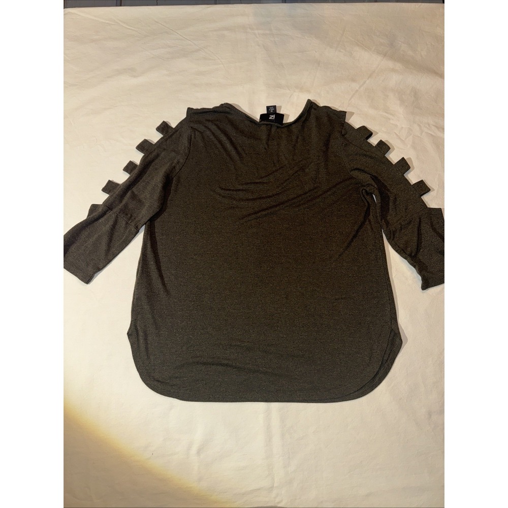 iZ Byer Women's Olive Green Slit 3/4 Sleeved Shirt Size Medium Stretch - Picture 7 of 7